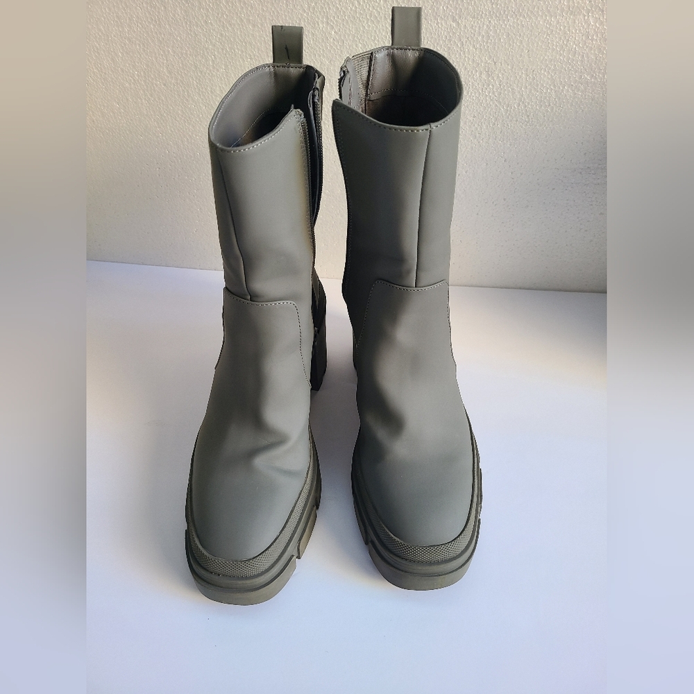 Zara Women’s Rubberized Gray Boots. Size 39/8